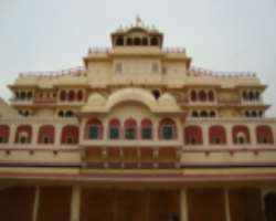 There are many palaces in the complex including Go There are many palaces in the complex including Govindji temple, Chandra Mahal, Mubarak mahal, and other buildings such as sabha Niwas, diwan-e-Khas,